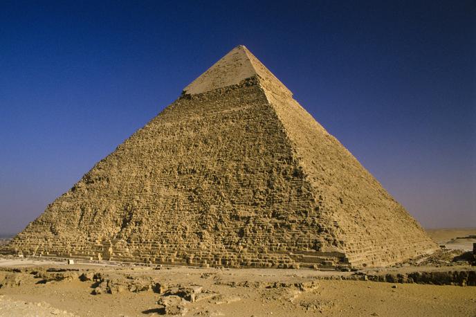 Piramida | Piramide v Egiptu že dolgo burijo duhove. Elon Musk je pred leti čivknil, da so jih pomagala zgraditi zunajzemeljska bitja, srbski psevdozgodovinarji trdijo, da so jih zgradili Srbi, madžarski pa, da so jih zgradili Madžari. | Foto Guliverimage
