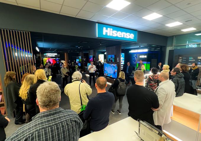 Denis Oštir je zbranim predstavil najnovejše laserske televizorje Hisense. | Foto: Blaž Garbajs