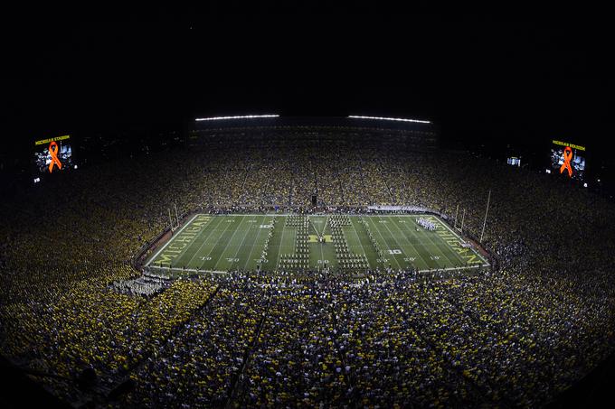 Takole je videti Michigan Stadium na tekmi dveh univerzitetnih ekip ameriškega nogometa Michigan Wolverines in Michigan State Spartans. V povprečju si tekmo te lige ogleda dobrih 42.000 gledalcev. Člani Wolverinsov, ki domujejo an tem ogromnem štadionu, pa so imeli lani v povprečju na domači tekmi skoraj 111.600 gledalcev. | Foto: Reuters