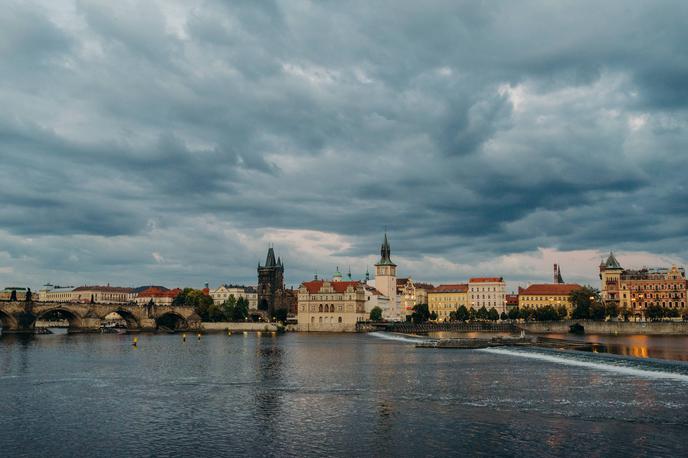 Praga | Češka je bila pred drugo svetovno vojno gospodarsko razvitejša od Slovenije, v desetletjih po vojni pa se je razmerje moči preobrnilo. Leta 1992 je tako Češka po podatkih Združenih narodov dosegala samo 51 odstotkov slovenske gospodarske razvitosti. Češka nam je zdaj precej bližje, saj je po podatkih Eurostata lani dosegla 88 odstotkov slovenske gospodarske razvitosti. | Foto Guliverimage