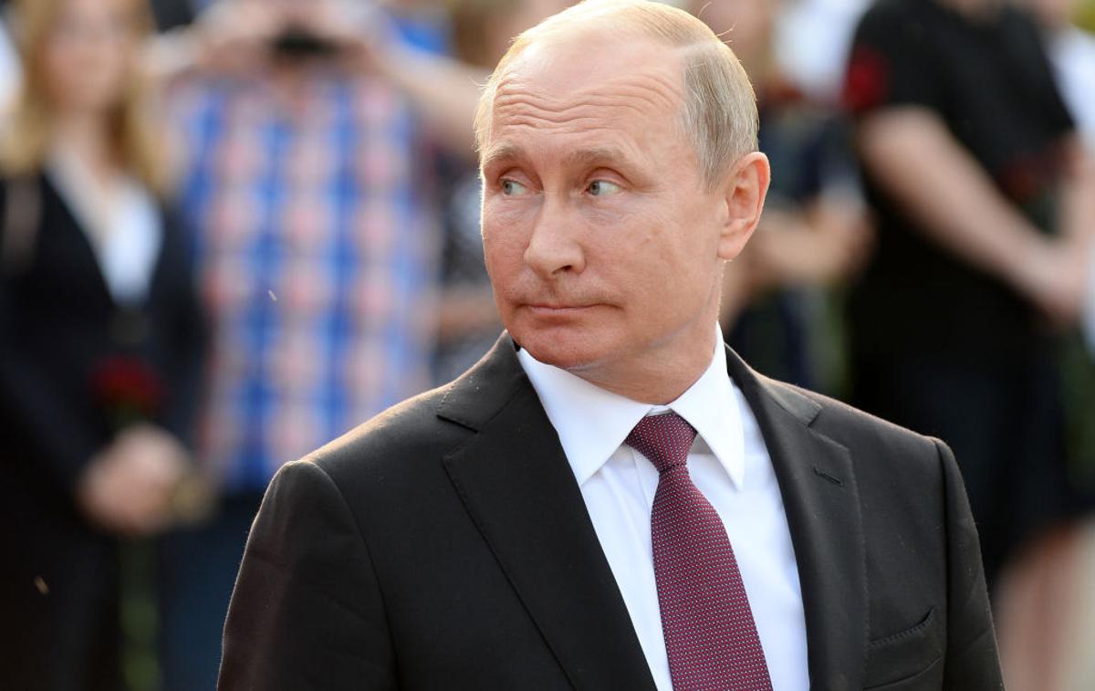 Vladimir Putin | Vladimir Putin je pred nekaj dnevi sodeloval v kliničnem testu cepiva proti bolezni covid-19, ki je aplicirano prek nosu, prejel pa je tudi poživitveni odmerek cepiva Sputnik V, ki se ga je oprijel vzdevek "lahki" Sputnik V oziroma Sputnik Light.  Državljane Rusije je tudi znova pozval, naj se cepijo, rusko vlado pa, naj okrepi cepilno kampanjo. Zaradi bolezni covid-19 v Rusiji trenutno namreč dnevno umira več ljudi kot v katerikoli drugi državi. | Foto Getty Images