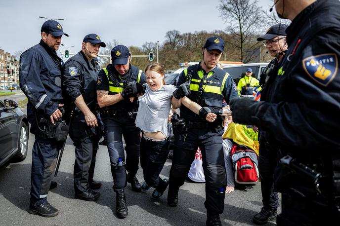 Greta Thunberg | Kmalu po prvi aretaciji se je Thunbergova skupaj z drugimi protestniki vrnila in znova so jih pridržali, tokrat zaradi blokiranja bližnjega križišča. Kot je za AFP povedal tiskovni predstavnik tožilstva, proti nobenemu od njih niso vložili obtožnice, bi se pa to lahko spremenilo, "če bodo ljudje znova in znova aretirani zaradi istega dejanja". | Foto Profimedia