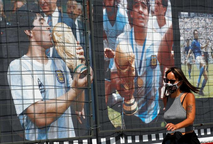 V Argentini poteka tridnevno žalovanje v spomin na nogometaša, ki spada med najboljše vseh časov. | Foto: Reuters