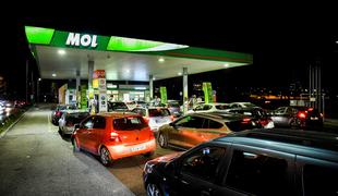 Kritične razmere na Madžarskem: ljudje panično kupujejo gorivo #foto