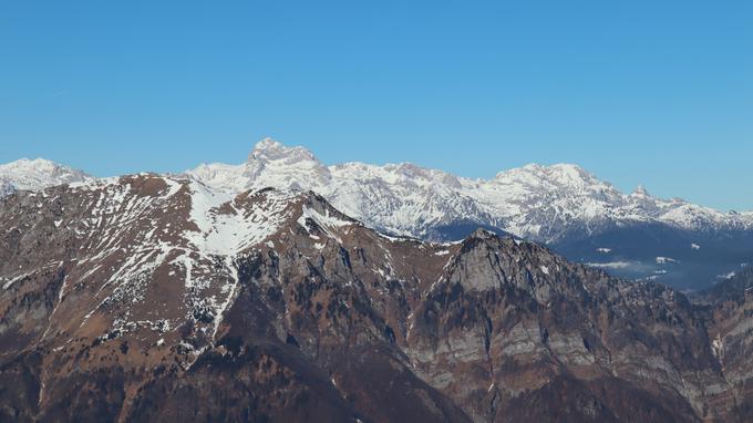 Za Črno prstjo se prek grebena Spodnjih Bohinjskih gora vidita tudi Triglav in osrčje Julijcev. | Foto: Matej Podgoršek