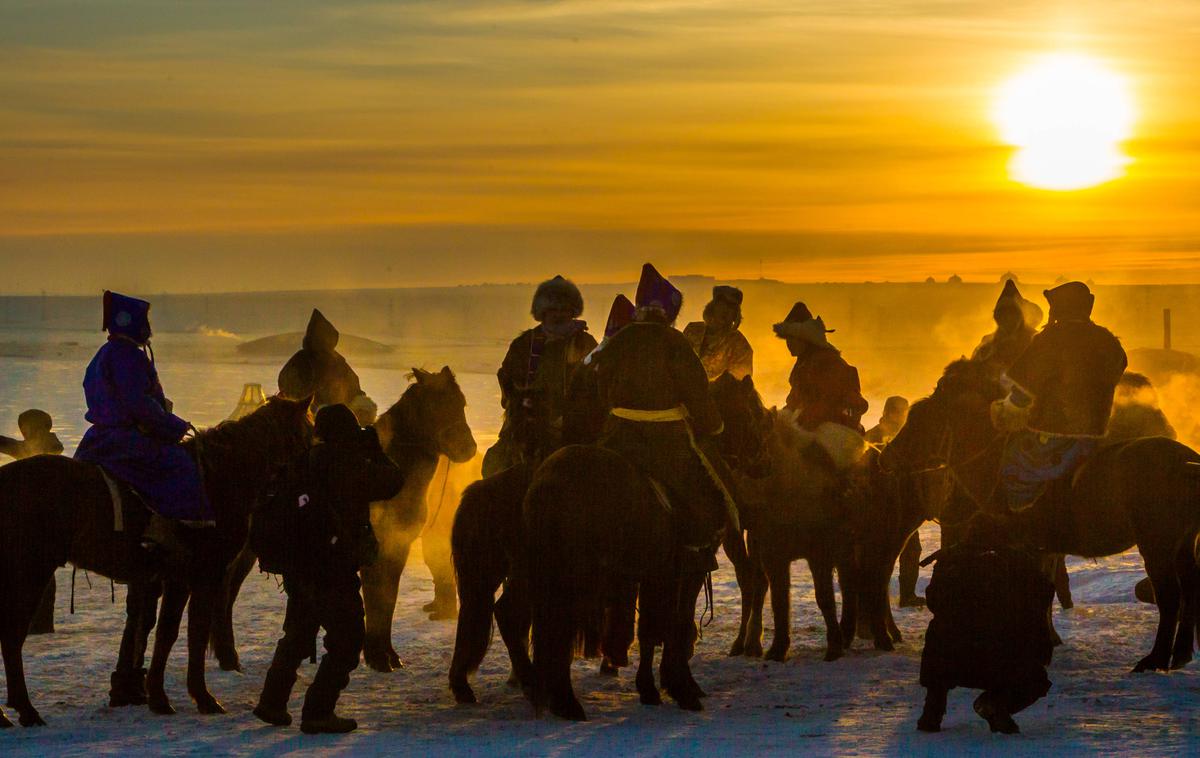 Burjati v Notranji Mongoliji | V 6. stoletju se je v evropskih zgodovinskih zapisih prvič pojavilo novo ljudstvo, ki je prišlo z vzhoda – nomadski stepski konjeniki Avari. Raziskave starodavnega DNK v zadnjih letih so pokazale, da so v Evropo prišli z območja vzhodne Azije, tj. z območja današnje Mongolije in soseščine. Med današnjimi populacijami so Avarom genetsko najbližje mongolsko ljudstvo Burjati (na fotografiji so Burjati, ki živijo v Notranji Mongoliji na Kitajskem) ter tunguško in nivško govoreče populacije, ki med drugim živijo na območju reke Amur in na Sahalinu. | Foto Guliverimage