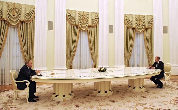 Srečanje Vladimirja Putina in Olafa Scholza zgolj teden dni pred rusko invazijo Ukrajine si je marsikdo zapomnil predvsem zaradi komično dolge mize, za katero je ruski predsednik posedel nemškega kanclerja. | Foto: Kabinet predsednika Ruske federacije / Wikimedia Commons