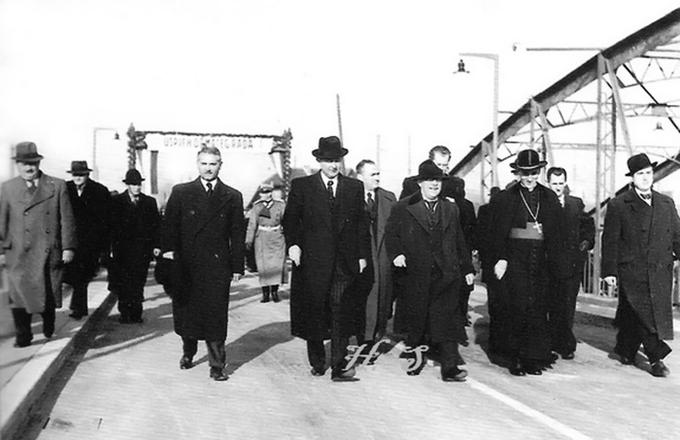 Leta 1939 je Hrvatom uspel veliki met – dobili so svojo Banovino Hrvaško, ki je bila skorajda država v državi. Obenem pa so nasprotovali željam Slovencev, da bi dobili Banovino Slovenijo. Na fotografiji vidimo voditelja Hrvatov Vladka Mačka (v sredini) na odprtju zagrebškega mostu čez Savo. Desno ob njem je zagrebški nadškof Alojzije Stepinac, levo ob njem pa ban Banovine Hrvaške Ivan Šubašić. Jugoslavije se je tako spremenila, če uporabimo izraz zgodovinarja Andreja Rahtena, v Srbo-Hrvaško. Lahko pa bi tudi rekli, da je leta 1939 Jugoslavija, ki se je do leta 1929 uradno imenovala Kraljevina Srbov, Hrvatov in Slovencev, postala dejansko Kraljevina Srbov in Hrvatov. Slovenci pa smo padli na stopničko nižje. | Foto: Thomas Hilmes/Wikimedia Commons