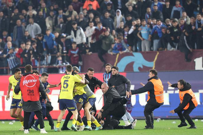 Trabzonspor : Fenerbahce pretep 2024 | Po nedeljski tekmi turške lige je izbruhnilo nasilje med navijači Trabzonsporja in igralci Fenerbahčeja.  | Foto Reuters