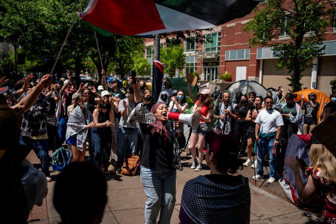 Po številnih ameriških univerzah so se razširili protesti študentov, ki zahtevajo konec vojne v Gazi in prekinitev sodelovanja z Izraelom, dokler traja vojna. Zahtevajo tudi razkritje vseh finančnih vezi univerz z Izraelom in podjetji, ki tej državi dobavljajo orožje, s katerim pobija Palestince v Gazi. | Foto: Reuters