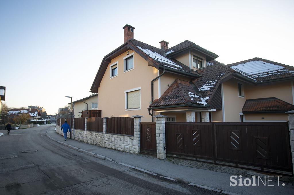 Dom, hiša v Črnučah, kjer naj bi prebivali ruski vohuni.