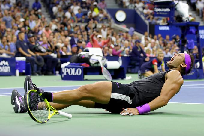 Zmagovalec letošnjega OP ZDA je postal Rafael Nadal, potem ko je po izjemnem dvoboju in petih nizih premagal Daniila Medvedeva. Končni izid je bil 7:5, 6:3, 5:7, 4:6, 6:4. To je bil obračun, ki se ga bodo ljubitelji tenisa zagotovo dolgo spominjali.
Rafael Nadal je upravičil vlogo favorita in osvojil še 19. zmago na turnirjih za grand slam. Zdaj za velikim Rogerjem Federerjem zaostaja le še eno zmago, saj ima Švicar v svoji vitrini 20 lovorik. Za kralja peska, kot ga kličejo, je to že druga lovorika za grand slam v letošnji sezoni. Letos je že dvanajstič v karieri zmagal na OP Francije, medtem ko je v nedeljo v New Yorku zmagal četrtič. | Foto: Getty Images