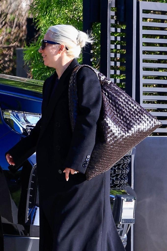 Lady Gaga so s prstanom na roki na sončno nedeljo ujeli na obisku pri prijateljevem domu v Hollywoodu.
 | Foto: Profimedia