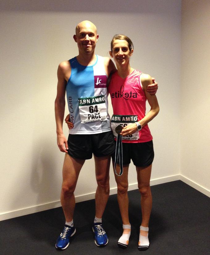 Na maratonu v Rotterdamu je Klemen tekel kot Žanin tempo tekač. Takrat je Žana Klemnov rekord 2;37:00 popravila na 2;35:00.  | Foto: Osebni arhiv