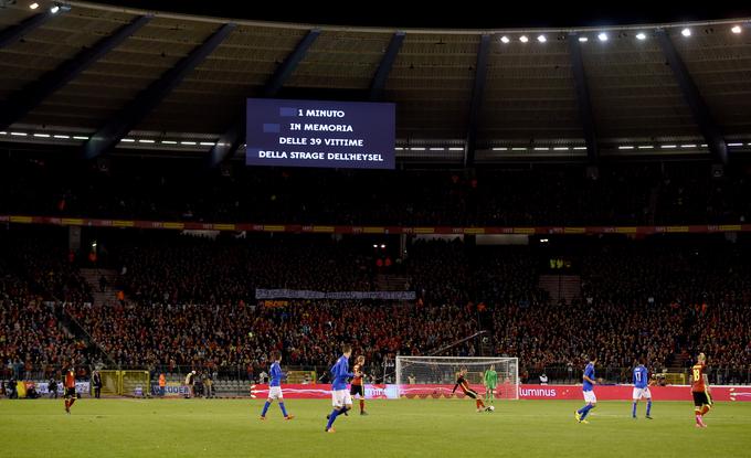 Ko sta se pred petimi leti v Bruslju na prijateljski tekmi pomerili Belgija in Italija, je bila tekma po 39 minutah prekinjena, nato pa so se gledalci spomnili na vseh 39 žrtev katastrofe na Heyslu. | Foto: Guliverimage/Getty Images