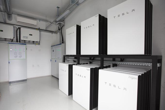 Hranilnik Tesla Powerwall je mogoče namestiti na tla ali steno, tako v notranjih prostorih kot na prostem. | Foto: Bojan Puhek