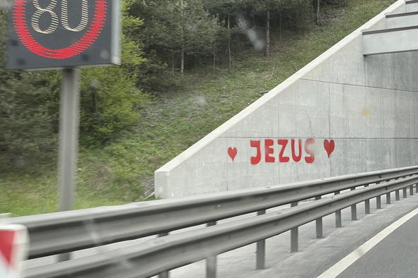 Napisi "Jezus" ob avtocesti: tak je prvi odziv odgovornih #foto