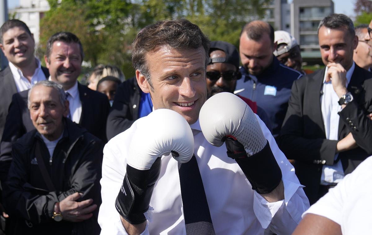 Emmanuel Macron | Francoski predsednik Emmanuel Macron naj bi boksal dvakrat na dan. Že aprila 2022 se je fotografiral z boksarskima rokavicama (na fotografiji), v torek pa je razburil francosko javnost in medije, ko je njegova fotografinja objavila črno-beli fotografiji Macrona med vadbo boksa. | Foto Guliverimage
