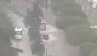 Portorož in Izola pod vodo, v Kopru strela udarila v gasilca