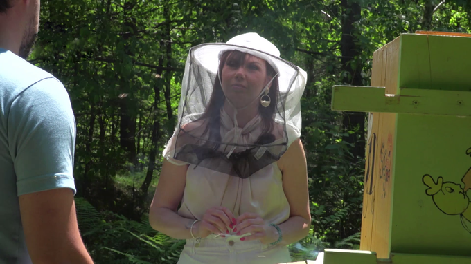 Eva Cimbola na obisku pri čebelarstvu Luznar. | Foto: 