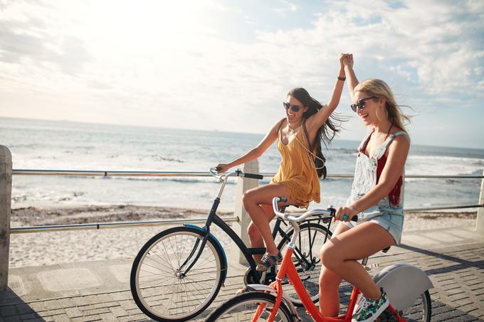 Prijateljici, kolo, kolesarjenje | Foto: Getty Images