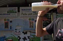 Domačega mleka imamo preveč, a kupujemo na tisoče litrov tujega