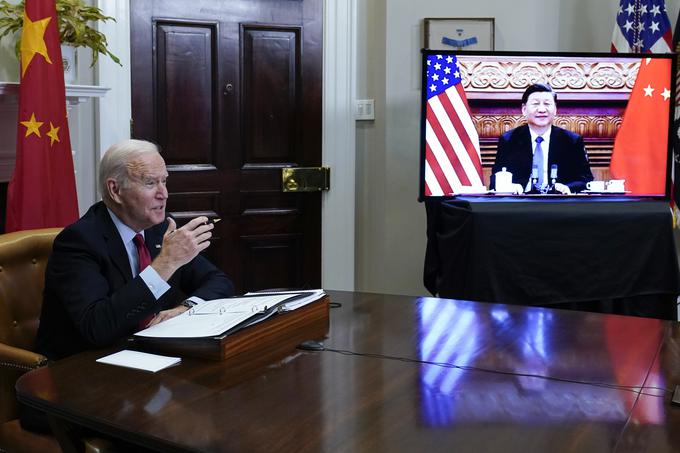 Ameriški predsednik Joe Biden Kitajski grozi s sankcijami, če bo v ukrajinski krizi podprla Putinovo Rusijo. Na fotografiji: Biden in kitajski predsednik Ši Džinping sta se novembra lani pogovarjala po videopovezavi. | Foto: Guliverimage/Vladimir Fedorenko
