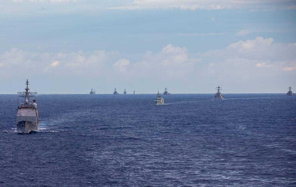 Rdeče morje, EU, ZDA, ladje, vojaške ladje | Z zaseženim tankerjem upravlja grška ladjarska družba Empire Navigation. Na krovu tankerja pa naj bi bila 19-članska posadka, od tega 18 filipinskih državljanov in en grški državljan, poroča nemška tiskovna agencija dpa. (Fotografija je simbolična.) | Foto Guliverimage