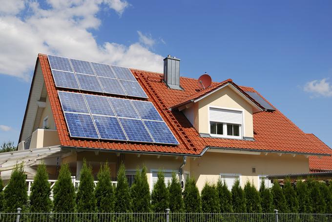 Ker cene električne energije naraščajo, lahko potrošniki s prehodom na solarno energijo prihranijo precejšen znesek pri mesečnih računih za elektriko. | Foto: Shutterstock