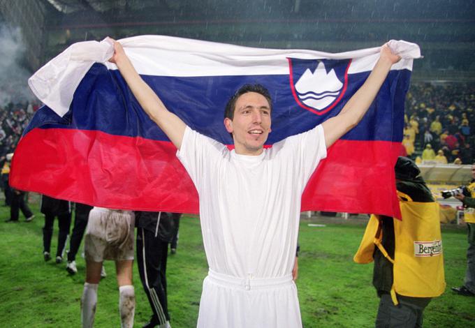 Tako je leta 2001 ponosno v deževni Bukarešti proslavljal zgodovinski preboj Slovenije na svetovno prvenstvo. | Foto: Guliverimage/Getty Images