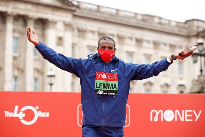 Takole je Sisay Lemma poziral na podelitvi ob tretjem mestu na letošnjem londonskem maratonu. | Foto: Getty Images