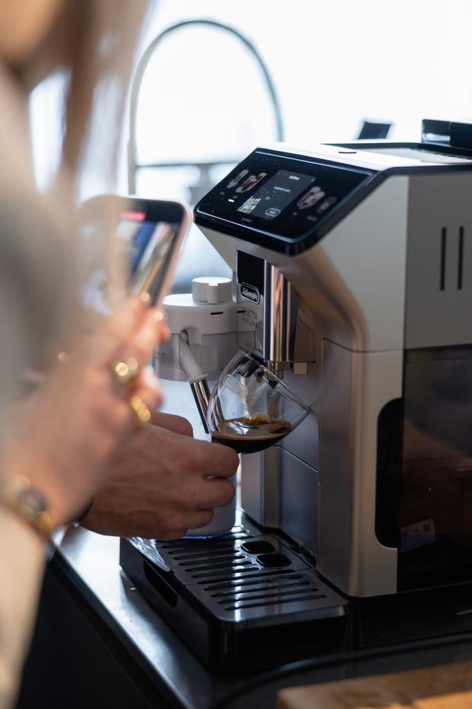 Eletta Explore je najnovejši aparat za kavo znamke De'Longhi in prvi na trgu, ki ponuja možnost priprave hladno varjene kave. | Foto: Žiga Intihar