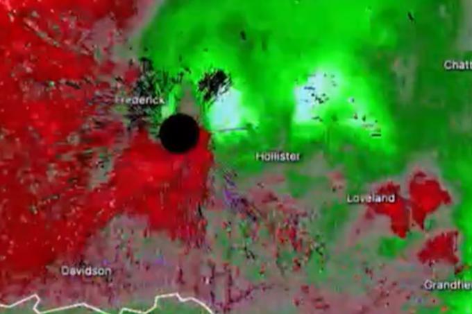 Anticiklonski tornadi so zelo redki. Vrtijo se v smeri urinega kazalca, takšnih tornadov pa naj bi bilo med vsemi, ki se pojavljajo po svetu, le okrog odstotek.  | Foto: Radarscope