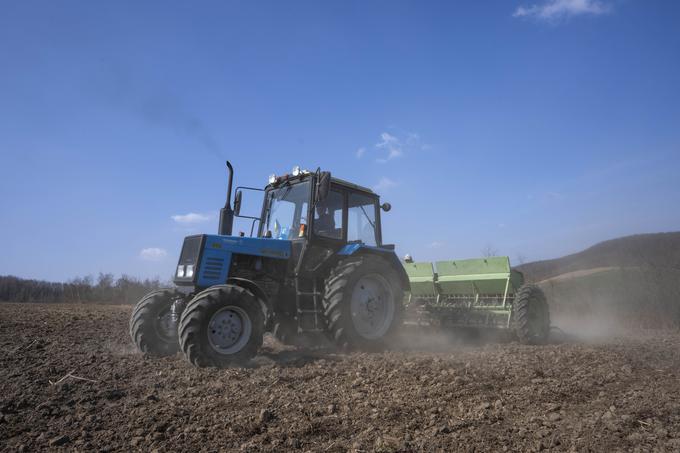 Ukrajina je ena največjih izvoznic žit na svetu. Na fotografiji: setev pšenice v zahodni Ukrajini. | Foto: Guliverimage/Vladimir Fedorenko