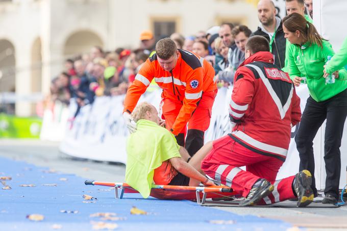 Državni prvak v maratonu Mitja Krevs je po prihodu v cilj potreboval zdravniško pomoč. | Foto: Žiga Zupan/Sportida