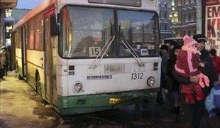 V Rusiji enajst mrtvih v trčenju avtobusa in tovornjaka