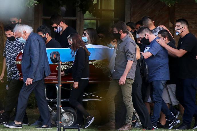 Maradona Pogreb | Diega Armanda Maradono so pokopali v družinskem krogu na pokopališču v Bellavisti. | Foto Reuters
