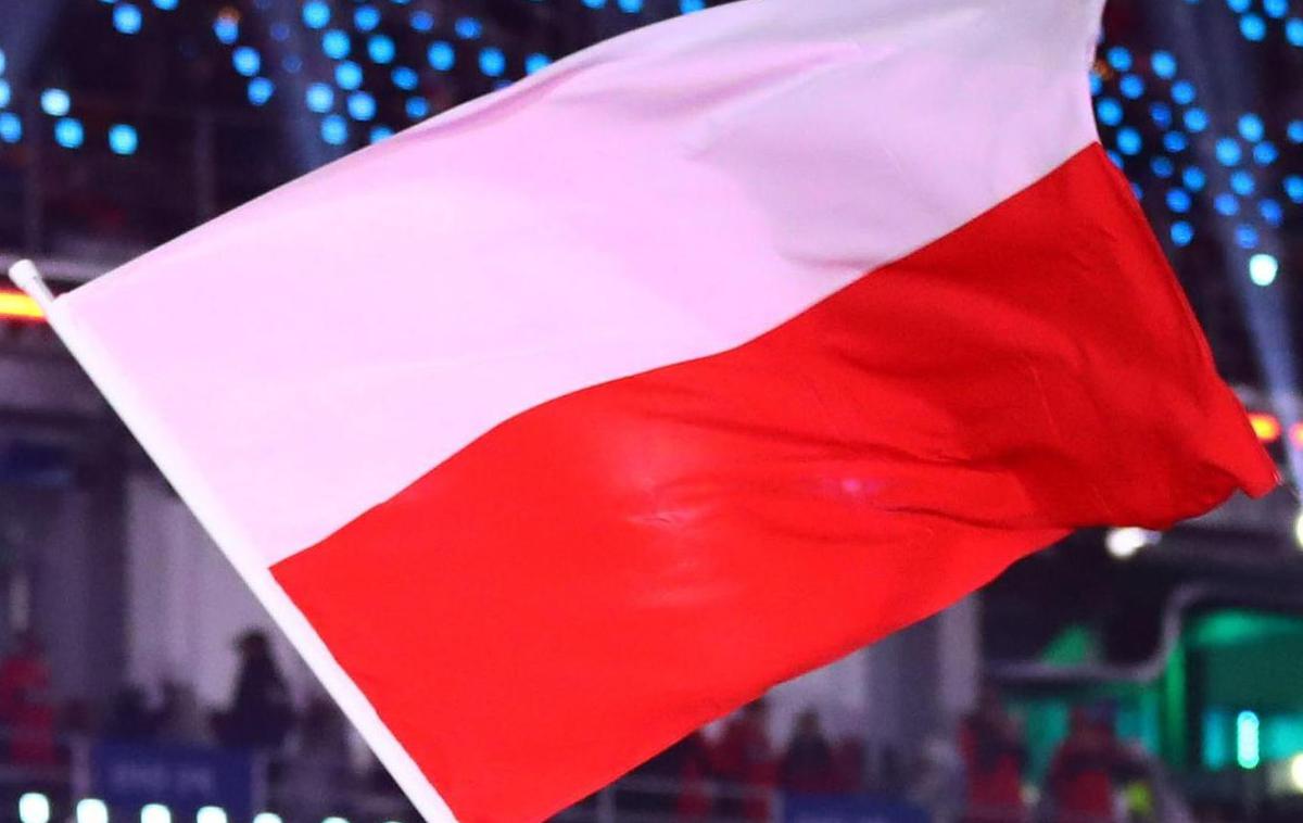 Poljska zastava |  "Moški, ki je bil usidran v poljskem in evropskem parlamentu, je opravljal naloge, ki so jih naročili ter financirali sodelavci ruske obveščevalne službe," je dejal predstavnik poljske agencije za notranjo varnost Jacek Dobrzynski. | Foto Reuters