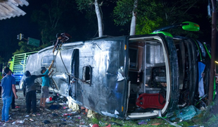 Huda nesreča avtobusa na maturantskem izletu: umrlo najmanj enajst ljudi