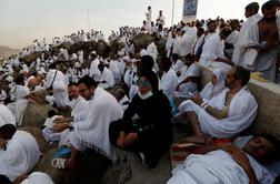 Muslimanski romarji so se danes zbrali na gori Arafat