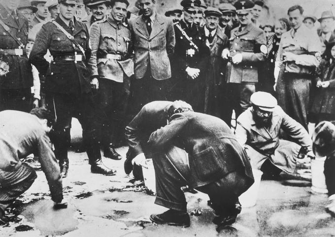 Marca 1938 je v Avstrijo vkorakal nemški wehrmacht, državo pa so priključili k Nemčiji. Še preden je nemška vojska dosegla Dunaj, se je 11. marca zvečer zgodil pogrom nad Judi. Kot piše britanski zgodovinar Mark Mazower v knjigi Hitlerjev imperij, so tolpe plenile po trgovinah in pisarnah, napadale Jude in izvajale samovoljne aretacije. Fotografije Judov, ki so morali na kolenih drgniti pločnike, so zaokrožile po svetu. Plenilski pogrom na Dunaju je presegel celo razdejanje v kristalni noči čez nekaj mesecev. Zaradi napadov je skoraj 500 Judov naredilo samomor. V Avstriji je bil nacizem zelo priljubljen. Na ozemlju, na katerem je živelo nekaj manj kot sedem milijonov ljudi, je bilo na vrhuncu nacistične vladavine kar 700 tisoč članov NSDAP. Avstrijci oziroma avstrijski Nemci so bili nesorazmerno zastopani tudi v SS in upravah koncentracijskih taborišč.  | Foto: Thomas Hilmes/Wikimedia Commons