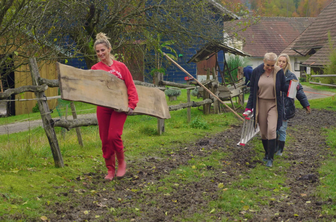 Tako so se vražje dame odrezale pri delu na kmetiji #video