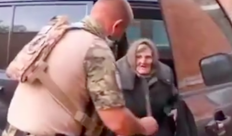 Skoraj sto let stara Ukrajinka pobegnila ruskim vojakom #video