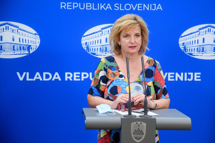 Bojana Beović | "Države z boljšo precepljenostjo prebivalstva imajo okužb v tem času, ko marsikje naraščajo zaradi jesenskih razmer, bistveno manj," je dejala Bojana Beović.  | Foto STA