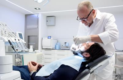 Po nove zobe v Zagreb: zakaj imajo Slovenci tako radi to stomatološko kliniko?