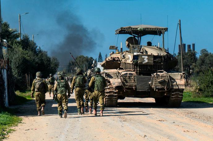 Gaza | Izraelska vojska je od začetka ofenzive v Gazi po zadnjih podatkih ubila najmanj 26.900 Palestincev. Ranjenih je več kot 65.949 ljudi, na tisoče pa je pogrešanih. | Foto Reuters