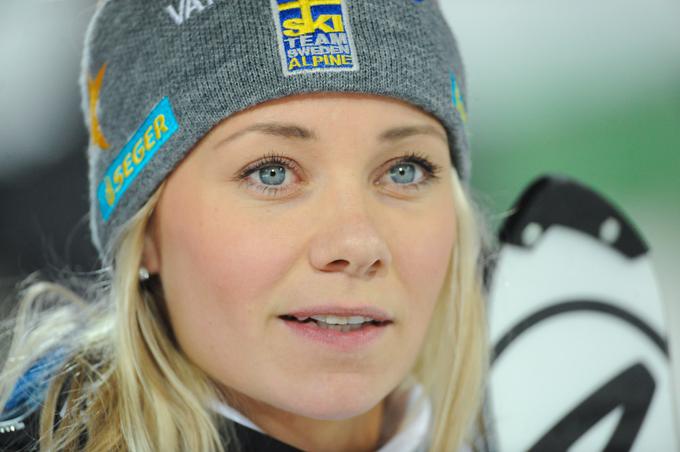 V besedah s fotografijo omenimo še simpatično Švedinjo Frido Hansdotter, ki se jo je v beli karavani prijel vzdevek ''večno druga". Zbrala je 35 uvrstitev na stopničke, a ob tem le štiri na najvišjo. Vseeno je svetlolaska našla svoj prostor pod slalomskim soncem. Vrsto let je bila prvokategornica, ob tem pa leta 2016 postala tudi lastnica malega globusa in dve leti zatem olimpijska prvakinja. Zbrala je tudi pet odličij na svetovnih prvenstvih. | Foto: Sportida