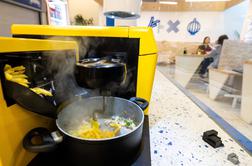 Prva restavracija na svetu, kjer vam jedi pripravijo kar roboti #video