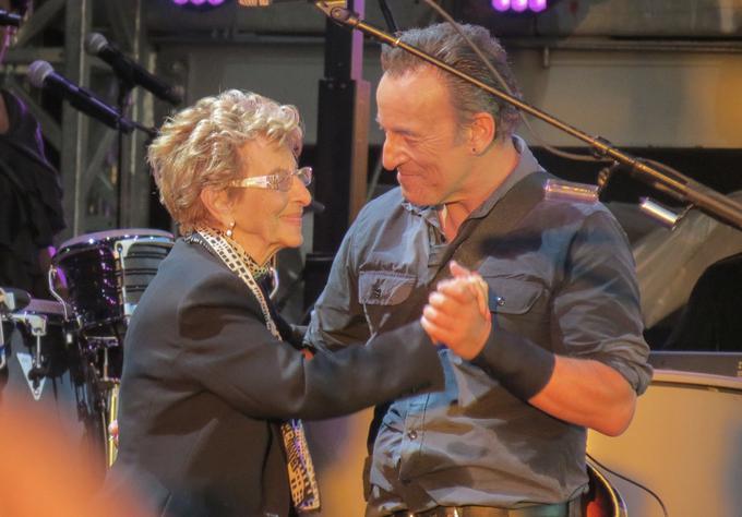 Adele Springsteen je svojega sina večkrat podprla na odru njegovih koncertov, kjer sta skupaj prepevala in plesala ob njegovi glasbi. | Foto: Profimedia