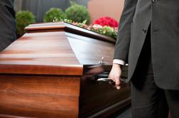 90-letnico razglasili za mrtvo, a je na pogrebu še dihala